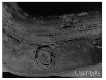 使用在硫酸酸洗液中的AISI316鉤具，其焊縫周圍發生的晶間腐蝕