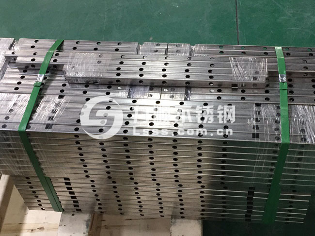 304方管切圓孔方孔_激光切管加工